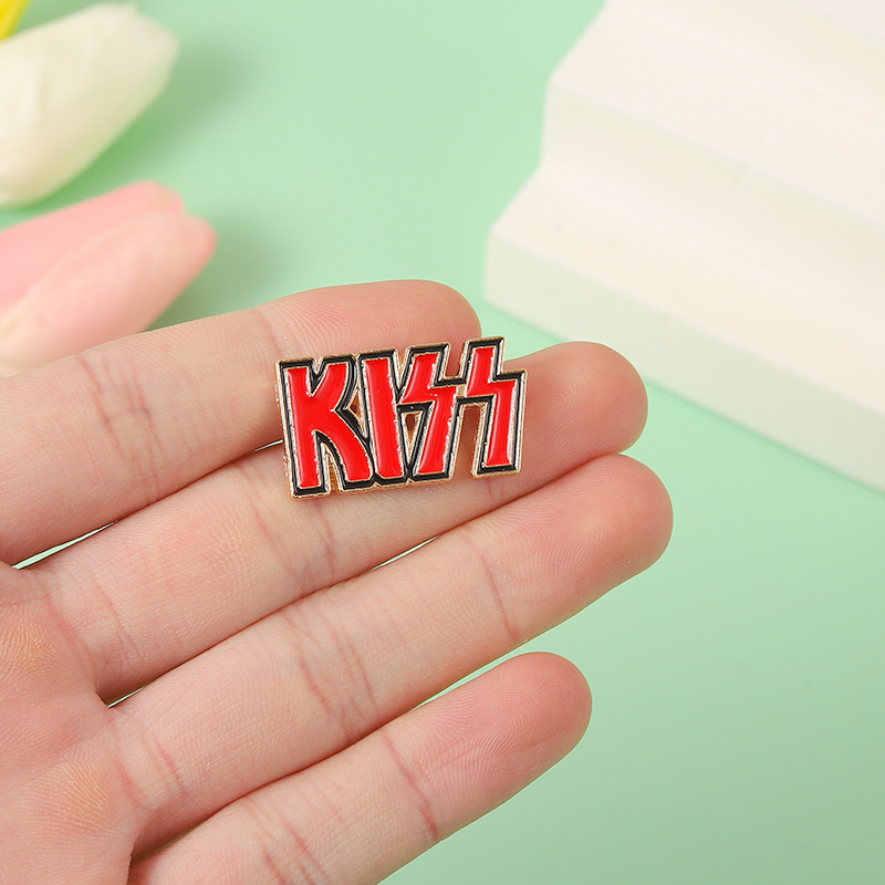 Embroidery Kiss - Spilla a forma di KISS con