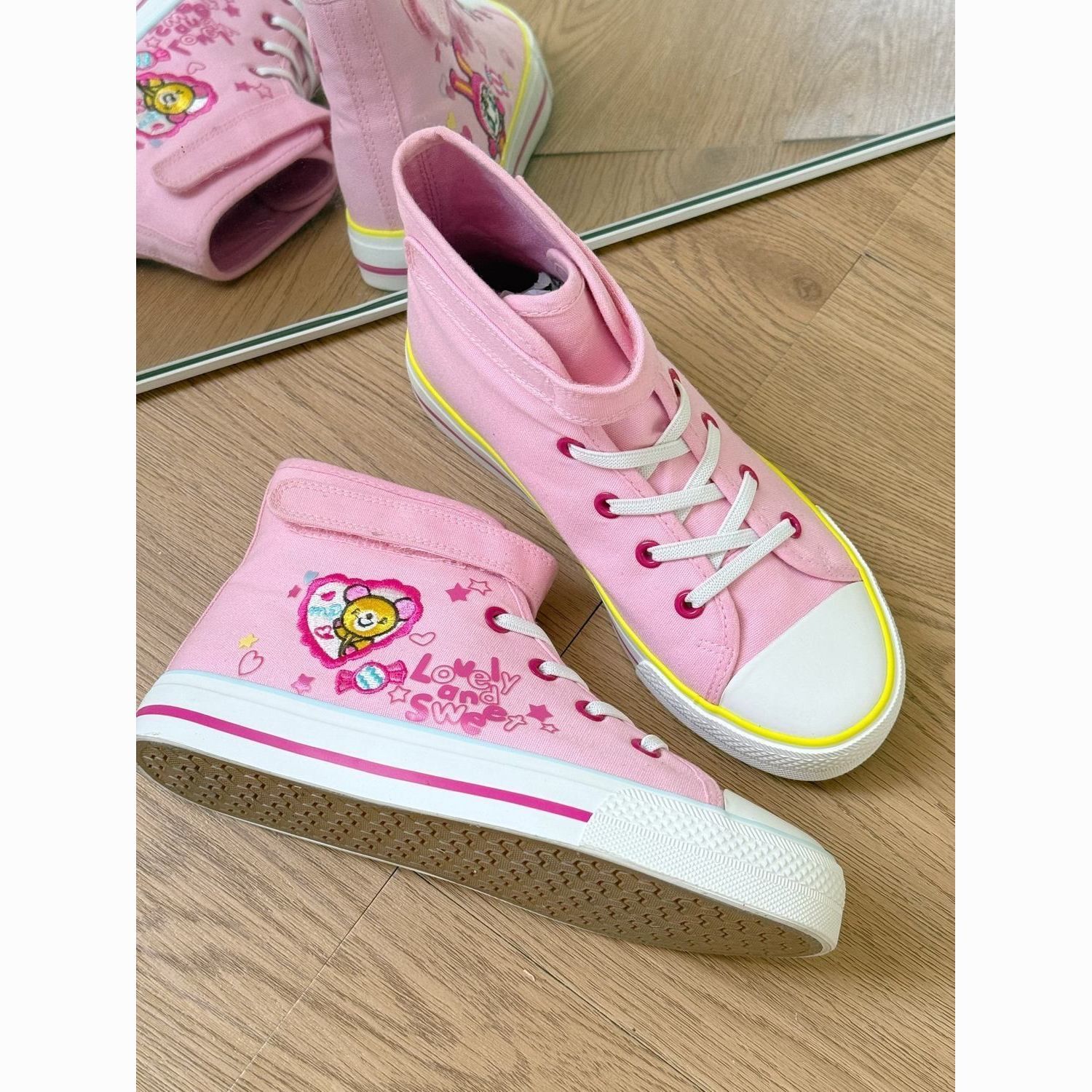 Nuove Scarpe in Tela Rosa Cari - Embroidery Canvas recensione e prezzo