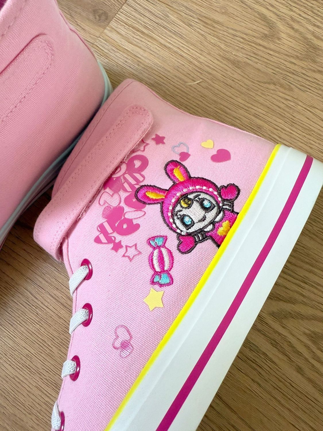 Nuove Scarpe in Tela Rosa Cari - Embroidery Canvas recensione e prezzo