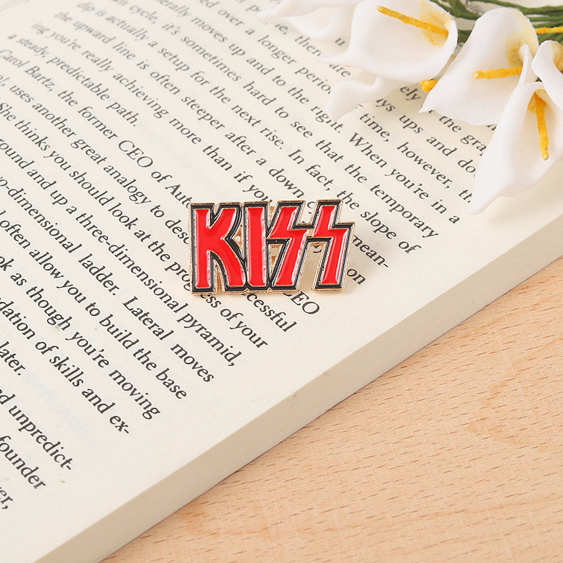 Spilla a forma di KISS con let - Embroidery Kiss recensione e prezzo