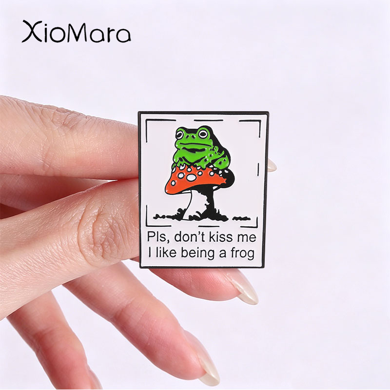 Spilla in metallo smaltato a f - Embroidery Kiss recensione e prezzo