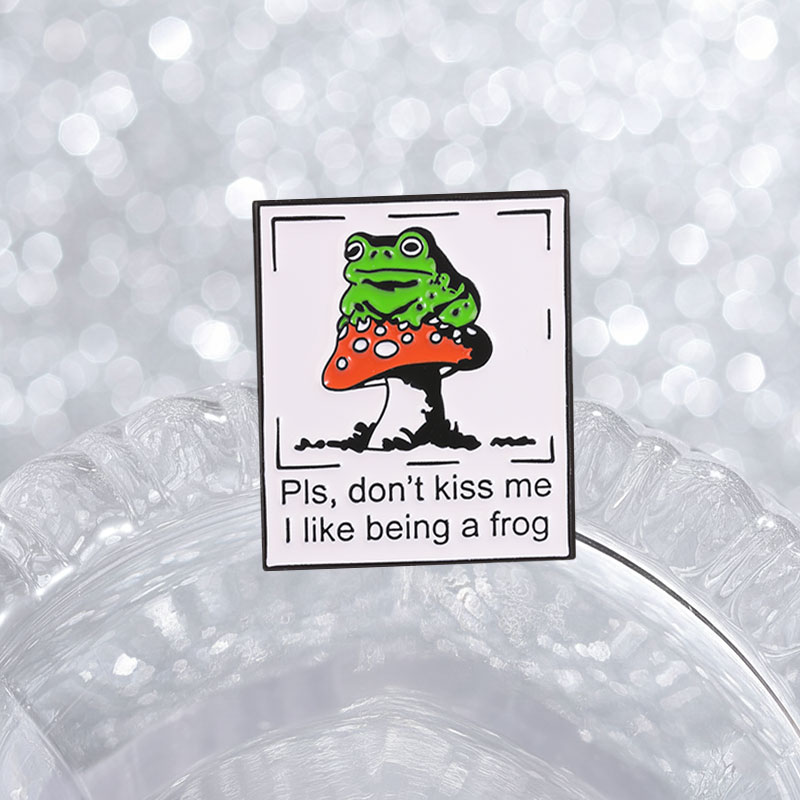 Spilla in metallo smaltato a f - Embroidery Kiss recensione e prezzo